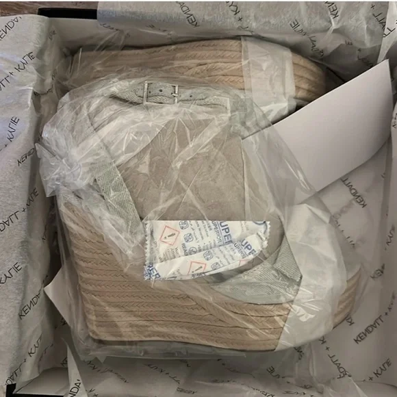 KENDALL & KYLIE LIGHT BLUE WEDGES! 9- NWTIB - Picture 8 of 11